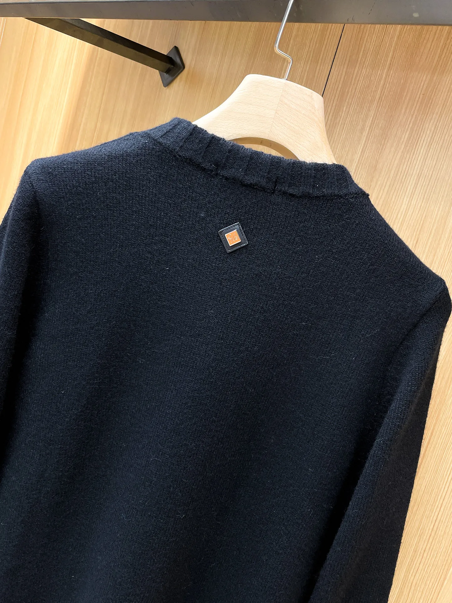 LP's new autumn and winter low-key luxury sweater, a trendy gentleman's round neck Premium sweater. Wool yarn blending. Only double-layer yarn can produce such a premium effect. It is a channel product of a trading company. It is a winter star-level item. It is easy to wear and practical. It is an all-purpose basic Versatile style. The texture is excellent. It is skin-friendly and comfortable without scratching. It is a high-end fashion base layer that is extremely comfortable whether worn alone or layered. It has an excellent texture for close-fitting wear. Demonstrate high-end and invincible fashion! Slim-fitting but not tight, with high elasticity on all sides, it is definitely a very comfortable upper body experience. It is a must-have item for winter wear! The wiring is neat and delicate, the details are exquisite, and the upper body effect is excellent. There is no age limit, and it is the best product on the Internet! Size: S M L